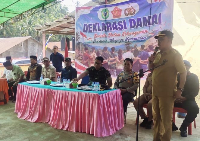 
 Bupati Halbar, James Uang menyampaikan sambutan sekaligus arahan untuk masyarakat Aksi damai 