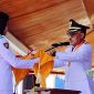 Bupati Kabupaten Halmahera Barat, James Uang menyerahkan bendera merah putih kepada Paskibraka 