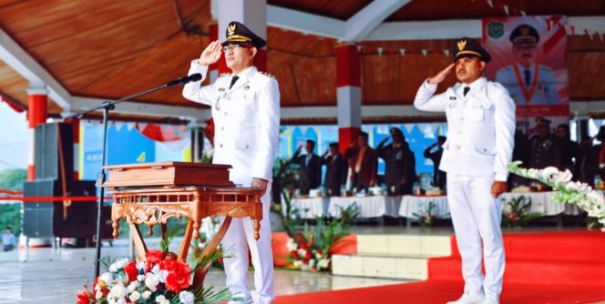 
 Wakil Bupati Halbar saat menjadi Irup dalam upacara penurunan bendera 