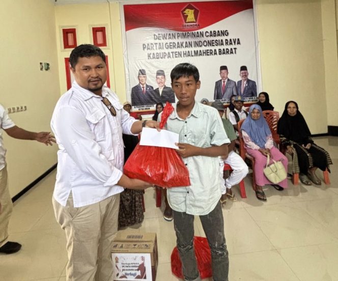 
 DPC Partai Gerindra Halbar, Muhaimin Patty memberikan sembako bagi anak yatim piatu dan lanjut usia 