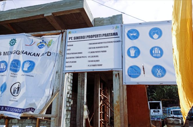 
 Papan proyek yang tidak detail penguraian pekerjaannya.