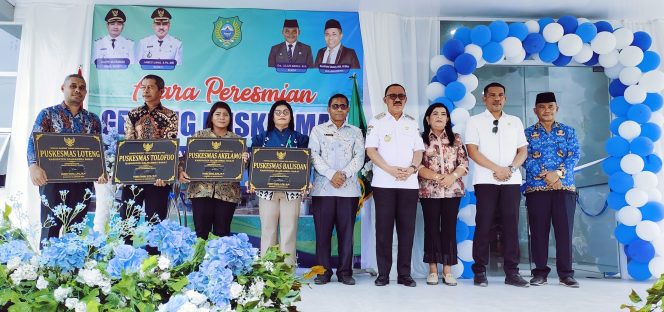 
 Bupati, Ketua PKK, Kadis Kesehatan, Ketua DPRD, Sekretaris Daerah dan Keempat kepala Puskesmas foto bersama pasca peresmian.