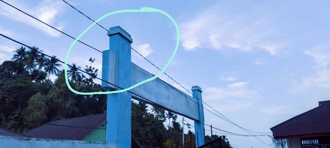 
 Terlihat kabel PLN menjuntai di pagar sekolah 
