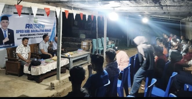 
 Ketua DPRD Kabupaten Halmahera Barat, Ibnu Saud Kadim saat menggelar reses di lingkungan Perumahan Desa Tedeng, Kecamatan Jailolo. Jumat, (21/08/2026).