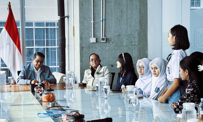 
 Greselhia L. Bau Bau siswa asal Halmahera Barat, Maluku Utara bertatap muka bersama Menteri Ekonomi Kreatif TRH