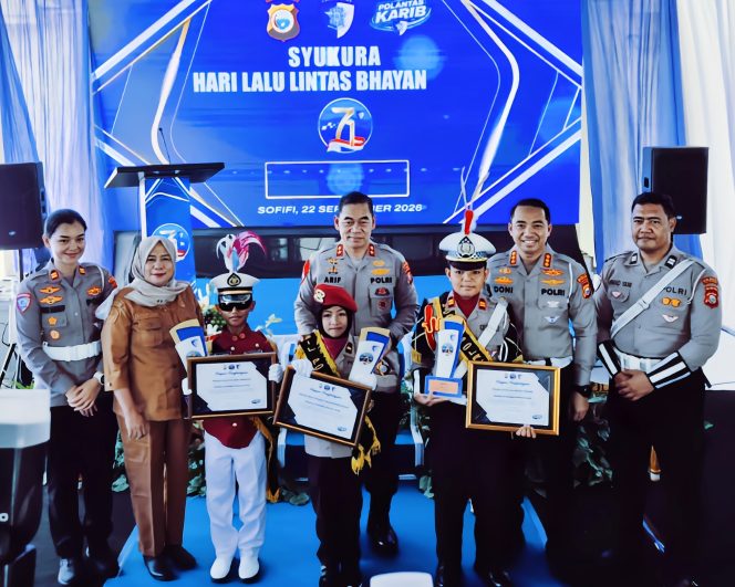 
 Kapolda Maluku Utara, Arif Budiman, serta jajaran bersama Polisi cilik Polres Halbar yang mendapat juara ke II