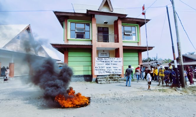
 Pemalangan kantor Desa Dehe (Sidangoli), Kecamatan Jailolo selatan 
